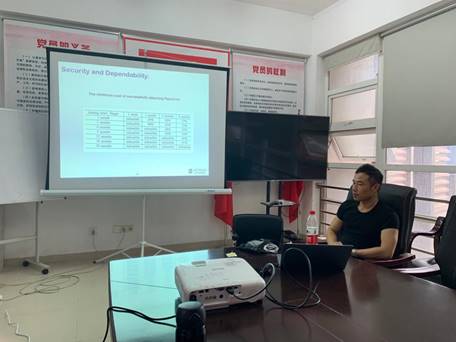 说明: A person sitting at a deskDescription automatically generated
